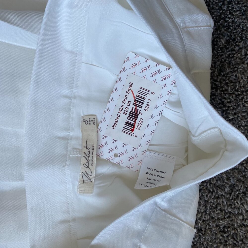 Classic White Pleated Mini Skirt - Picture 4 of 4